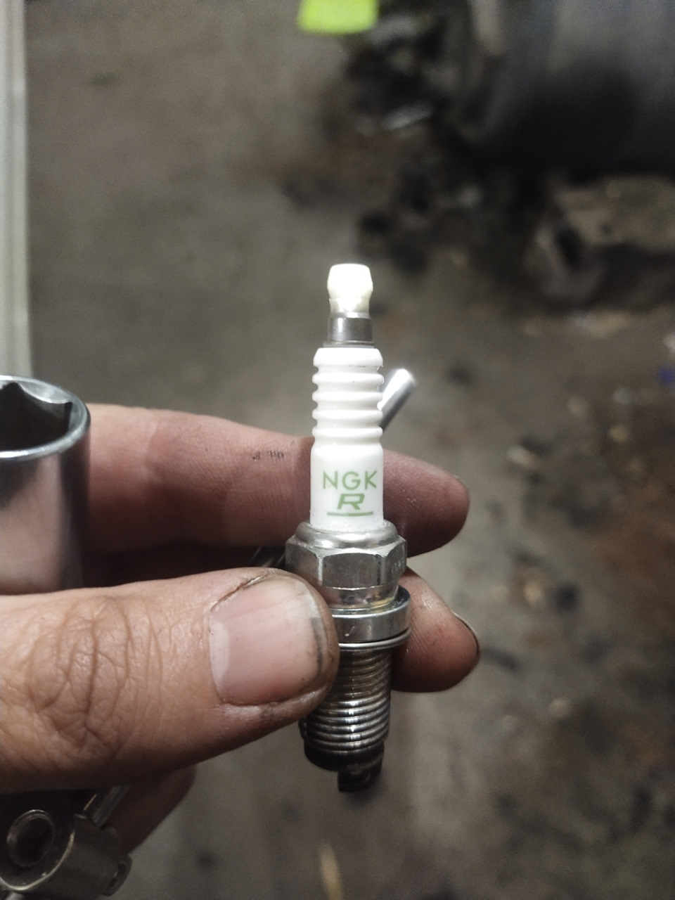 Открутил одну свечу, менять лень, зиму походят. — Honda Stream (RN6-9)