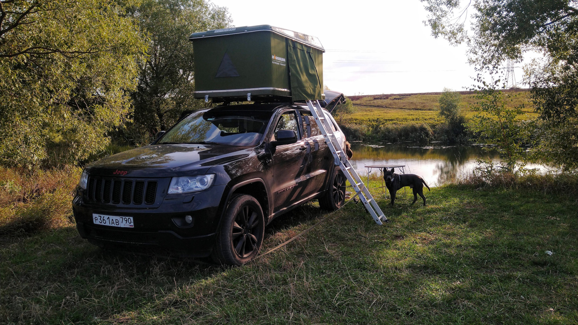 Палатка на крышу Jeep Grand Cherokee.