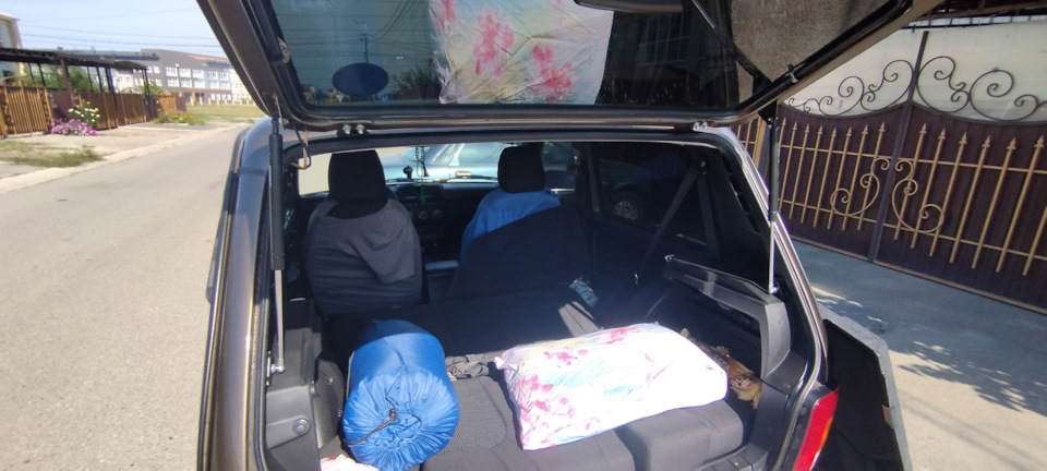 Брал только спальник и подушку — Lada 4x4 3D