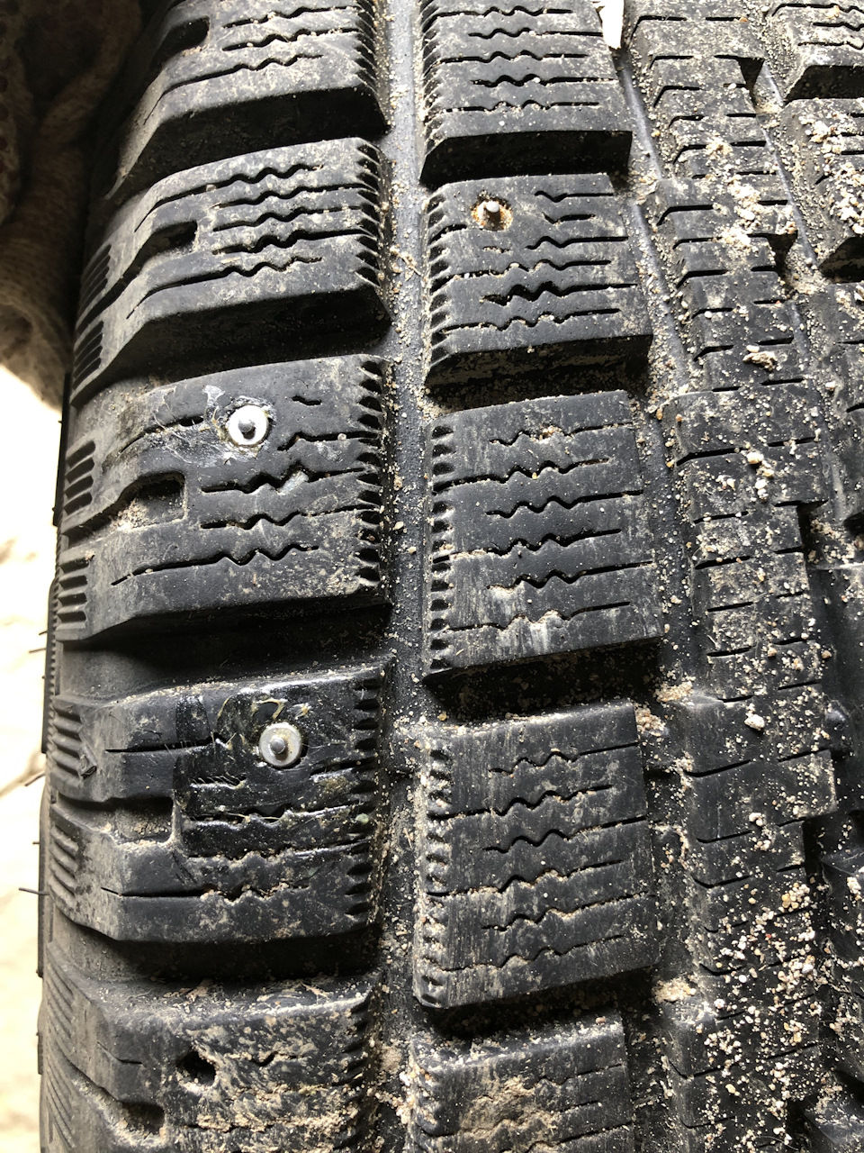 А если шипы на клей? — Ford Escape (2G), 2,5 л, 2010 года | шины | DRIVE2