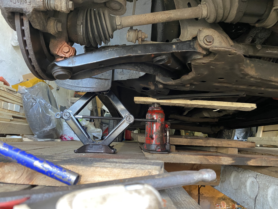Про правую шарововую опору — Ford Fiesta (Mk VI), 1,3 л, 2010 года ...