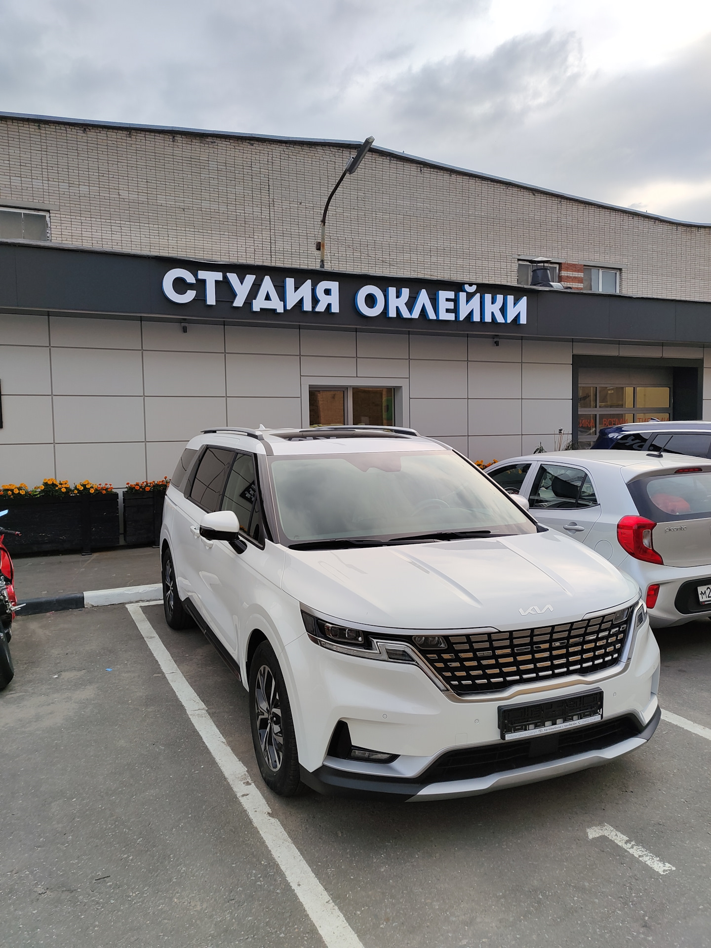 Оклейка всей машины в полиуретановую пленку — KIA Carnival (4G), 2,2 л,  2023 года | стайлинг | DRIVE2