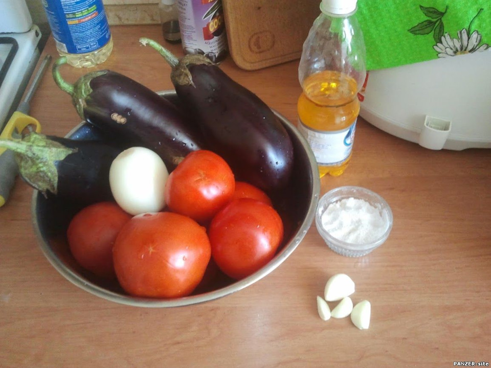 сырая баклажанная икра рецепт простой и вкусный. 3IAAAgCSm A 960. сырая баклажанная икра рецепт простой и вкусный фото. сырая баклажанная икра рецепт простой и вкусный-3IAAAgCSm A 960. картинка сырая баклажанная икра рецепт простой и вкусный. картинка 3IAAAgCSm A 960. Овощей на базарах полно, а желание приготовить баклажанную икру муляет меня еще с прошлого года, когда я кабачковую икру готовил. Но в прошлом году, до баклажанов руки так и не дошли, но в этом году, я все-таки дорвался до них!В детстве я часто ел баклажанную икру, мамка готовила ее по всякому – и жареную, и сырую, и для консервации. У разной икры и вкус разный, и у каждого свой взгляд на это. Я больше люблю икру сырую и именно ее я и решил приготовить.Кто не помнит фрагмент из фильма «Иван Васильевич меняет профессию» когда накрывается стол для ненастоящего царя, и герой Крамарова рассказывает о всяческих яствах, и особенно облизывается на икру баклажанную, заморскую? Я так думаю, помнят все, кто видел фильм, но особенно эта шутка запомнилась тем, кто жил при Союзе, ведь и ежу было понятно, что икра заморская баклажанная была намного доступнее икры черной и красной, на которую царский писарь и внимания-то не обратил.Я, правда, буду несколько другую икру готовить, но в умах большинства баклажанная икра запомнилась именно такой, какой ее показали в знаменитой комедии.