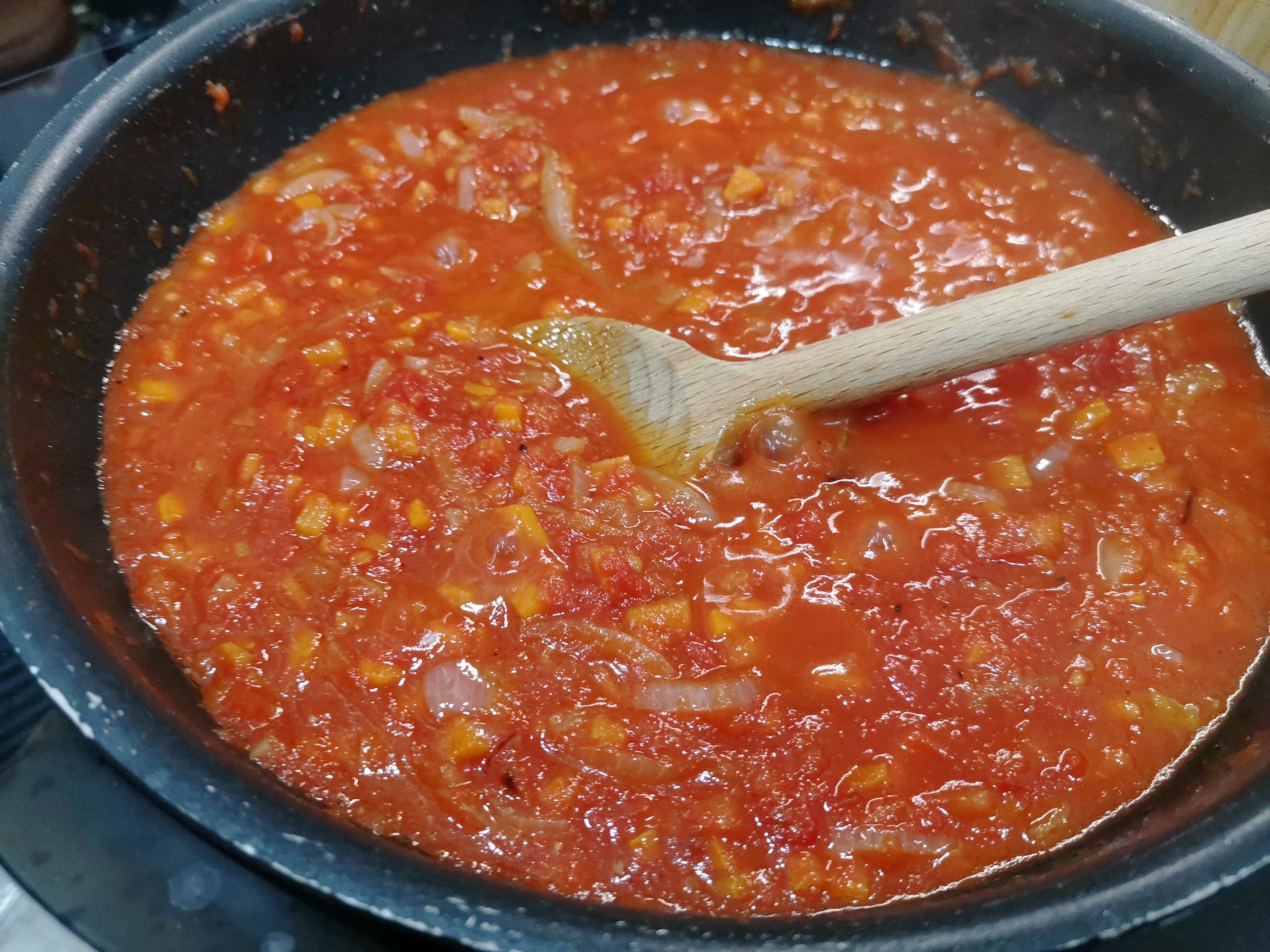 Минтай с томатами на сковороде