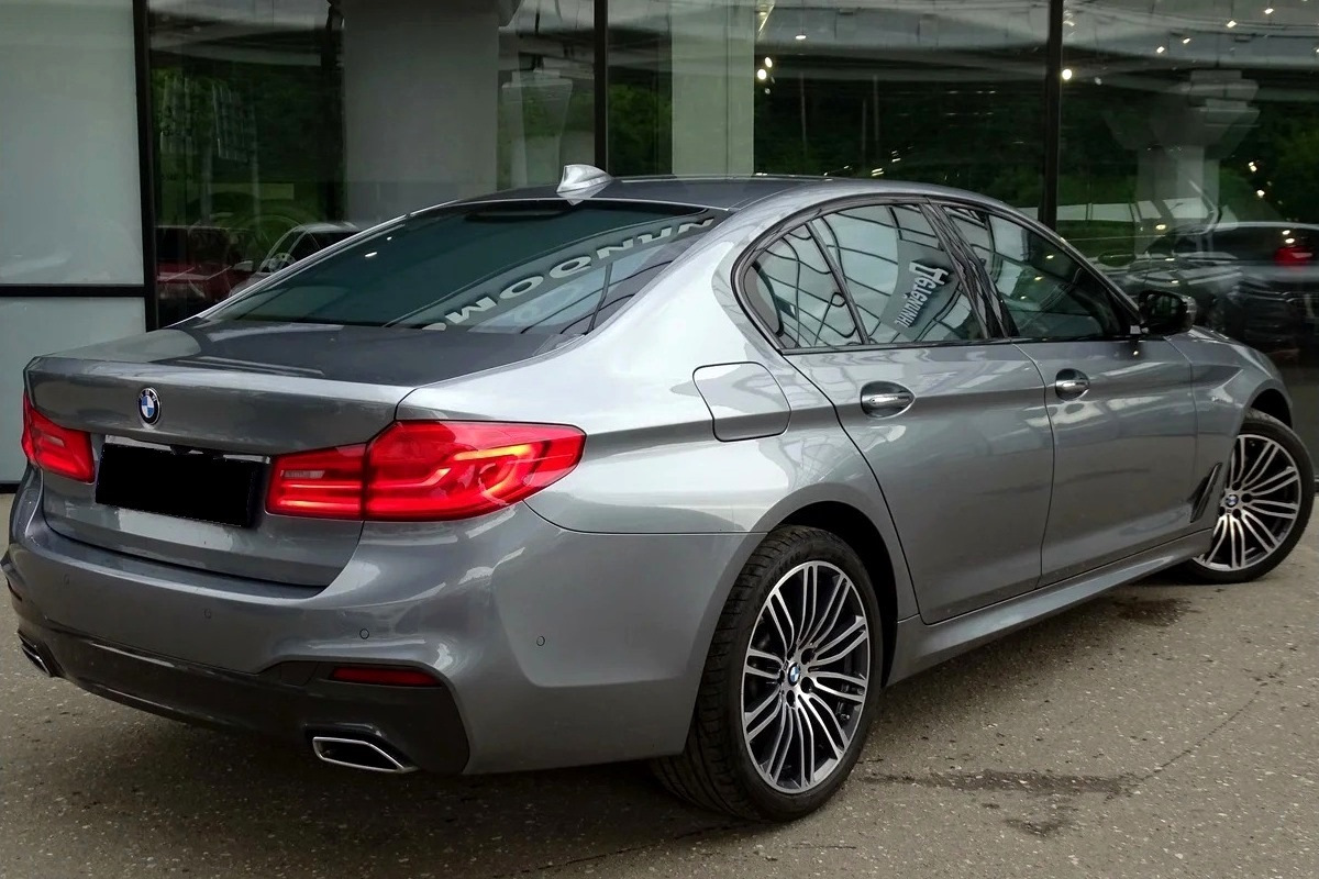 Чип бмв g30. BMW g30 520 RJV,B. BMW g30 520d черные шильдики. Выхлопная трасса BMW g30 520d