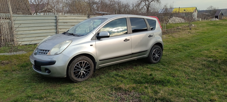 Смена резины — Nissan Note (1G), 1,4 л, 2007 года | колёсные диски | DRIVE2