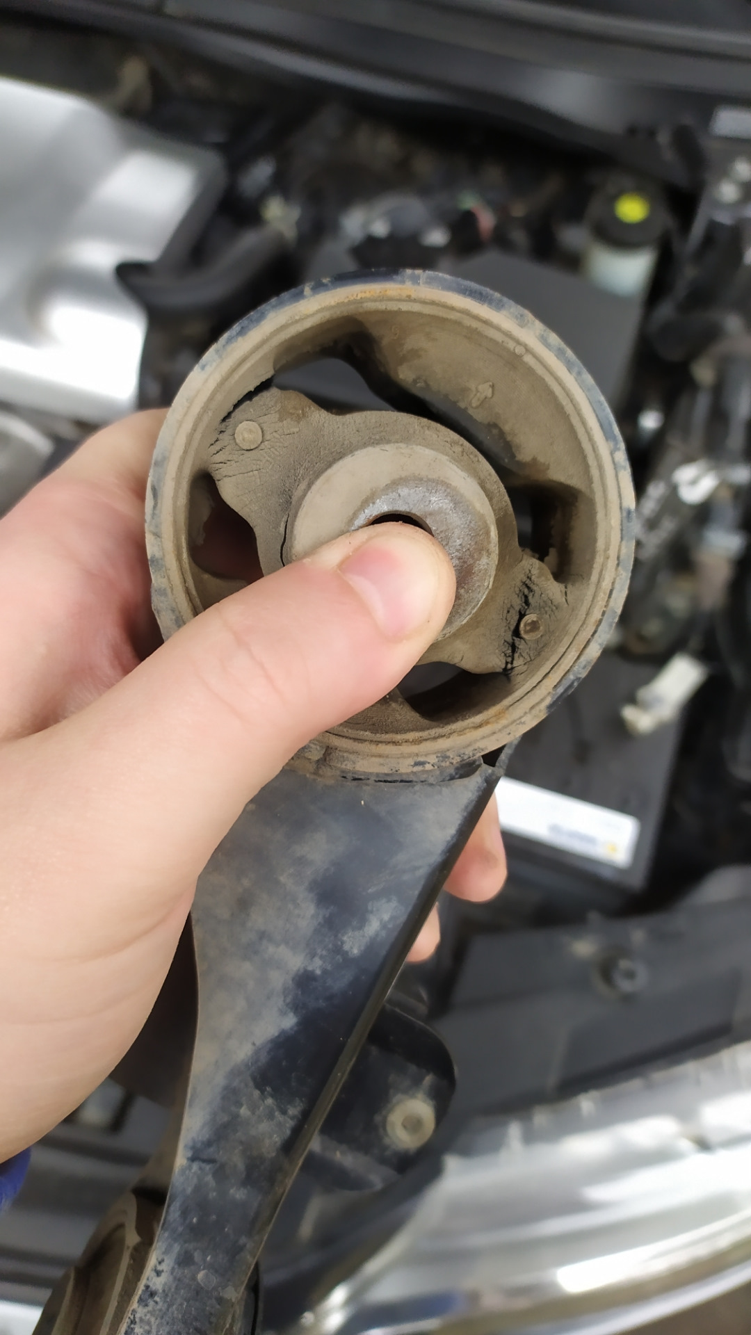 Замена верхней подушки двигателя — Lexus ES (XV60), 2,5 л, 2014 года ...