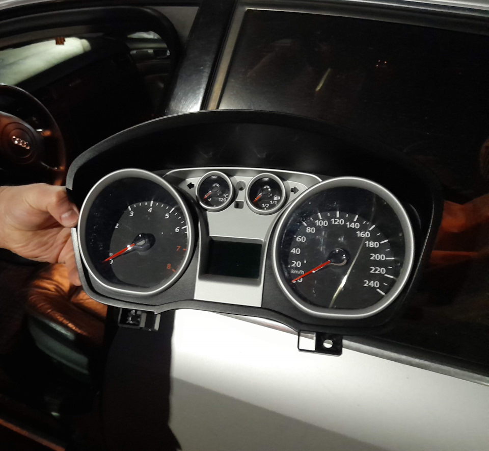 Пропайка приборного щитка — Ford Focus Hatchback II, 1,8 л, 2010 года ...