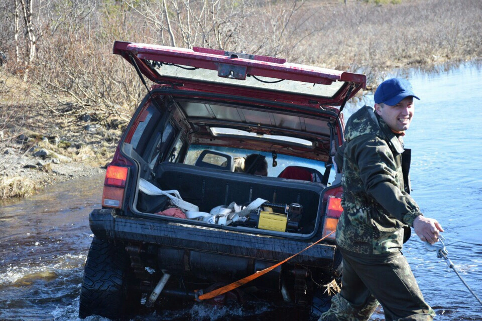 Берем брод толпой. Утопили две машины. Дастер, Toyota Hilux, УАЗ ...