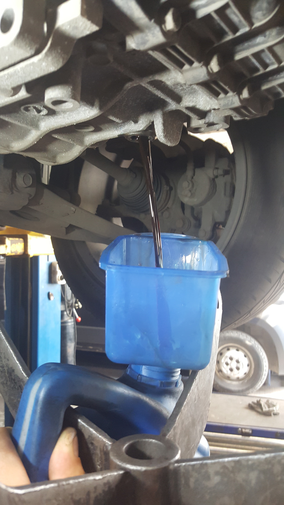 сливная пробка масляного поддона шевроле лачетти 1. сливная пробка масла кпп ваз 2106. сколько сливается масло. сколько сливается масло. слить масло с коробки калина.