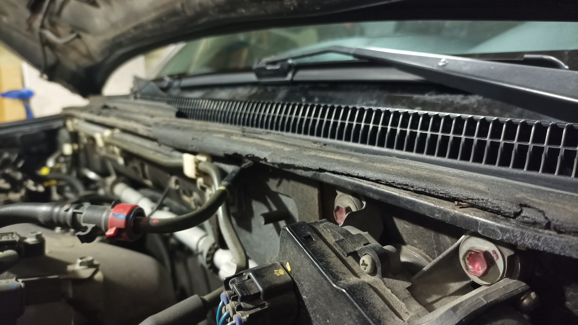 Уплотнительная резинка капота — Mitsubishi Pajero (4G), 3,5 л, 2011 ...