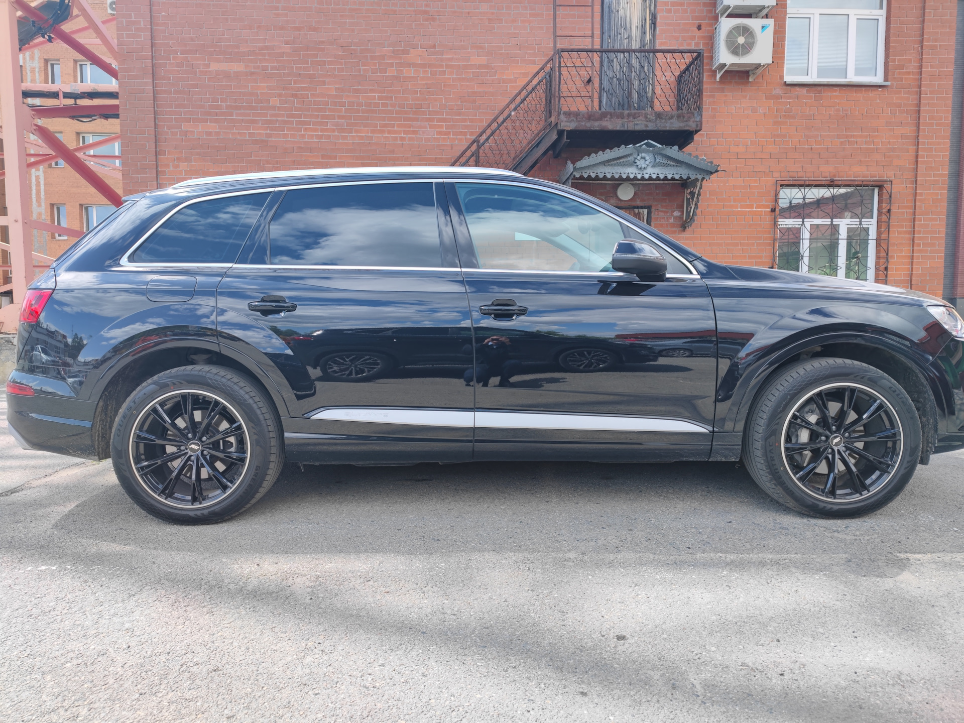 Ауди ку 7 резина. Диски для ауди q7 4l черные. Диски audi q7 4l r20. Ауди ку 7 резина. Audi q7 r22.
