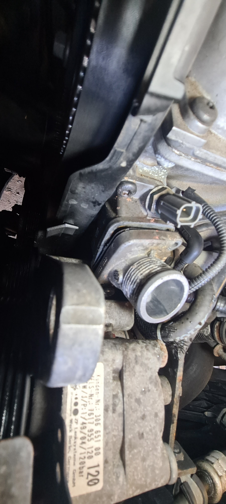 Течь антифриза из под термостата. — Volvo XC90 (1G), 2,4 л, 2005 года ...