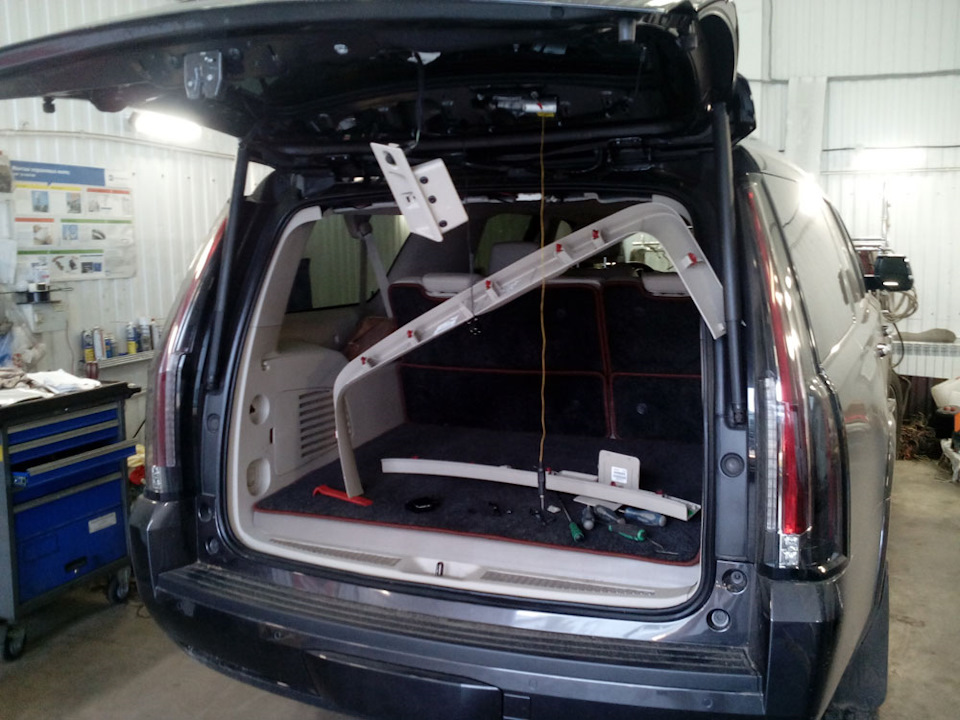 Как снять обшивку багажника escalade iv Подсветка заднего борта - установлено - Cadillac Escalade (4G), 6,2 л, 2016 года
