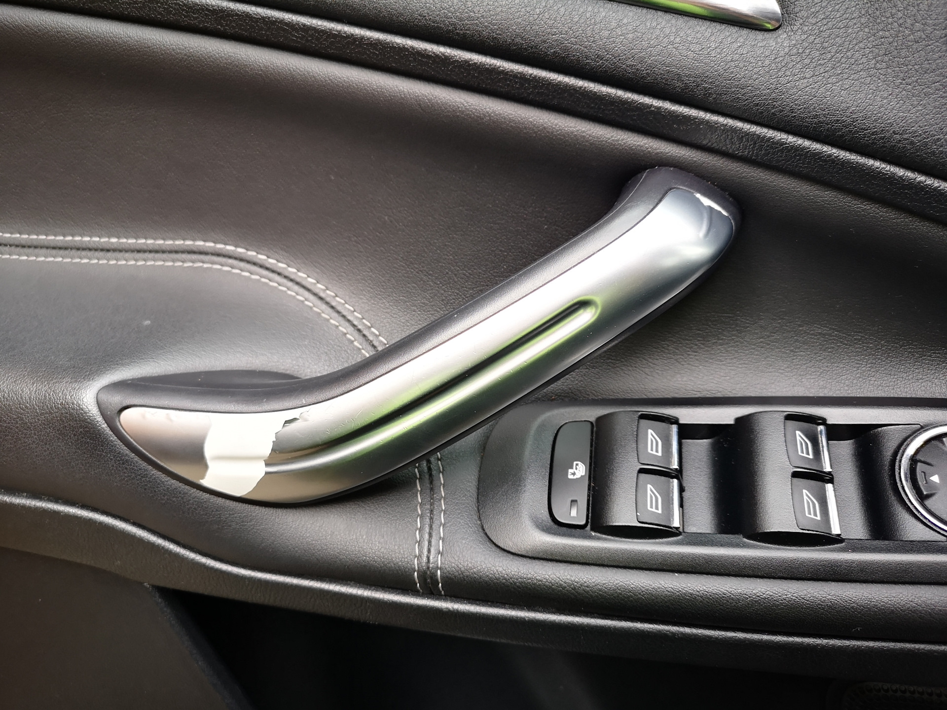 Дверная ручка внутри. Накладки дверных ручек Ford Mondeo 4. Дверные ручки Форд Мондео 4. Накладка на ручку на водительскую дверь на Форд Фьюжн 2013. Накладка на ручку двери Форд Мондео 4.