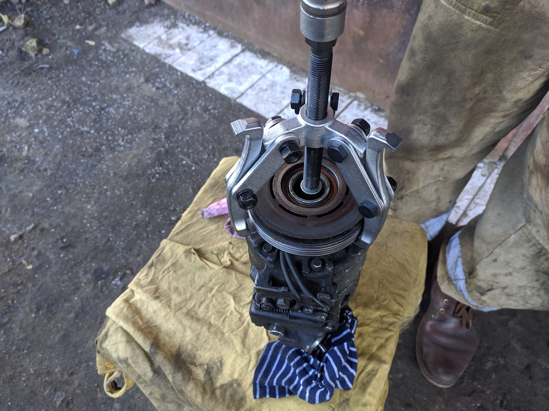Замена подшипника шкива компрессора кондиционера Denso 7SBU16C — BMW 3 ...