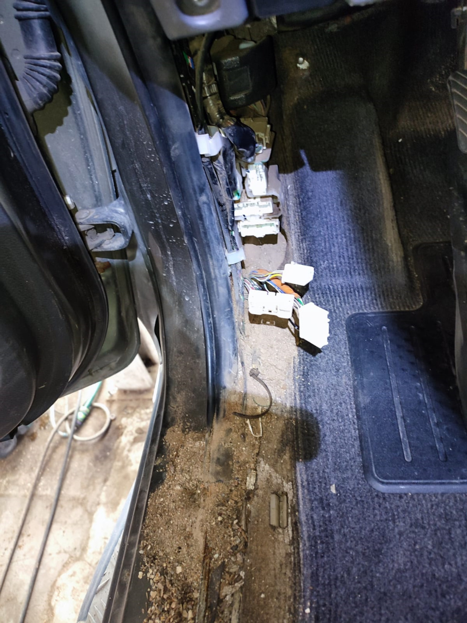 Откуда столько земли из под ковра? — Mitsubishi L200 (5G)