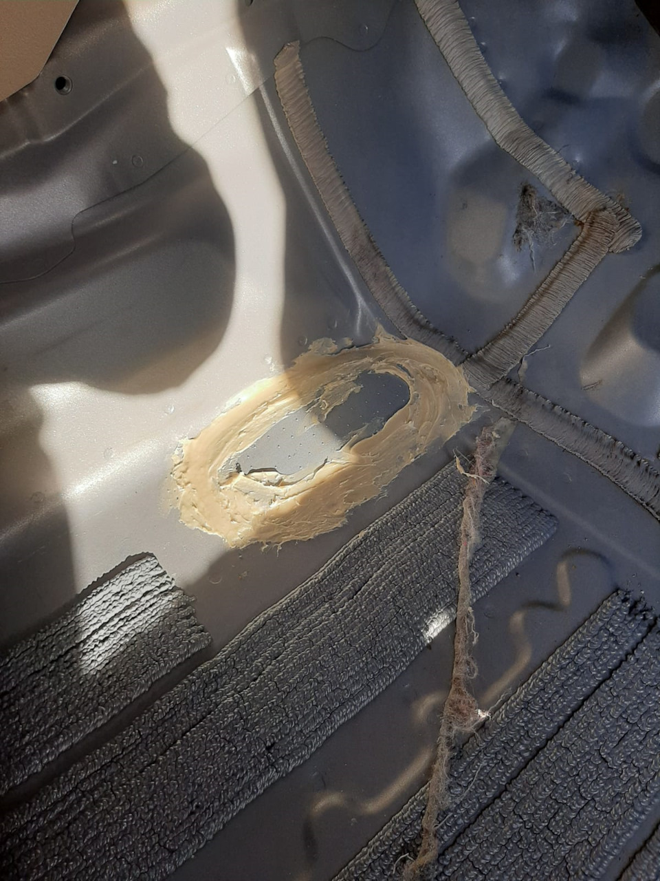 Вода под ковролином салона в ногах переднего пассажира — Dodge Caliber ...