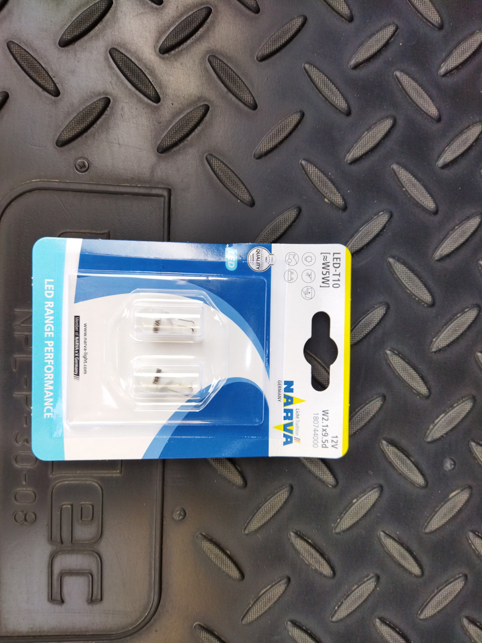 Замена лампочек в подсветке номерного знака — Honda Civic 4D (8G), 1,8 ...