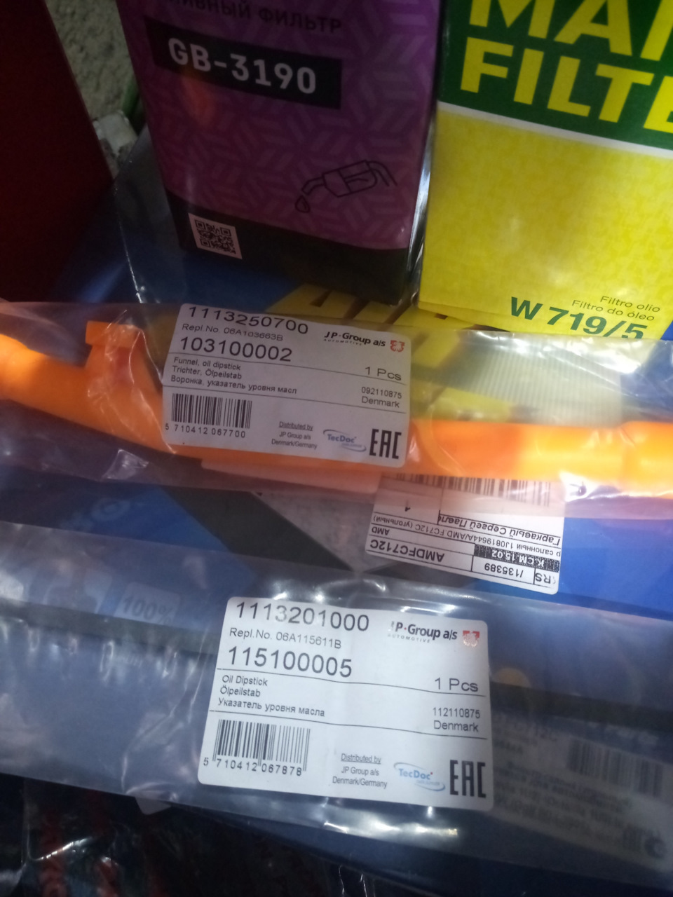 Воронка щупа и сам щуп, ибо у старого было сломано верхнее кольцо — Skoda Octavia Combi A4 Mk1. Запчасти на фото: GB3190, W7195, 1113250700, 06A103663B, 103100002, 1113201000, 06A115611B, 115100005