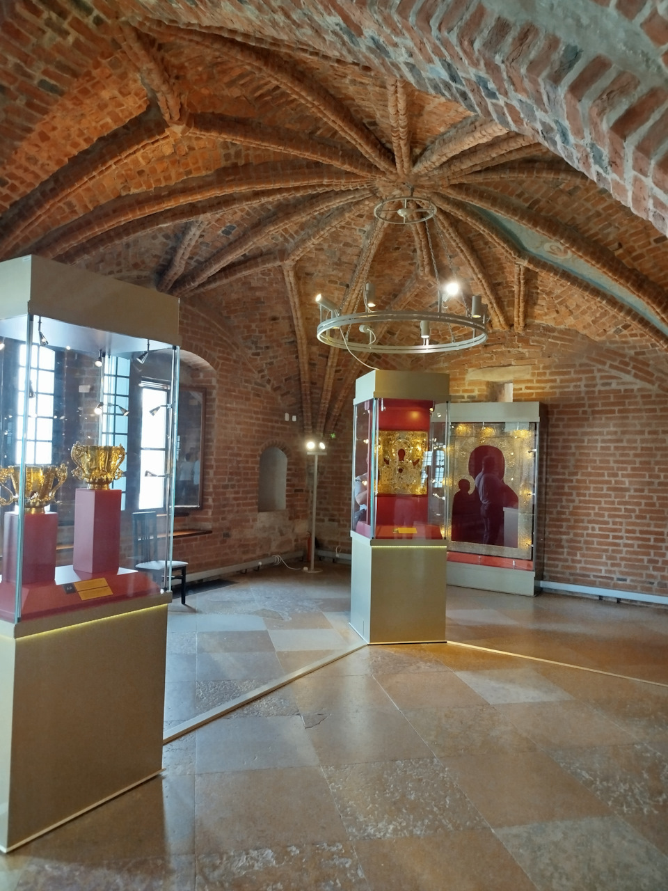 Внутри палат. Огромное количество экспонатов. — Renault Kaptur (2020)