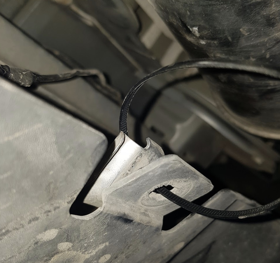 Крепеж заднего бампера — ? — Mitsubishi ASX, 2 л, 2020 года ...