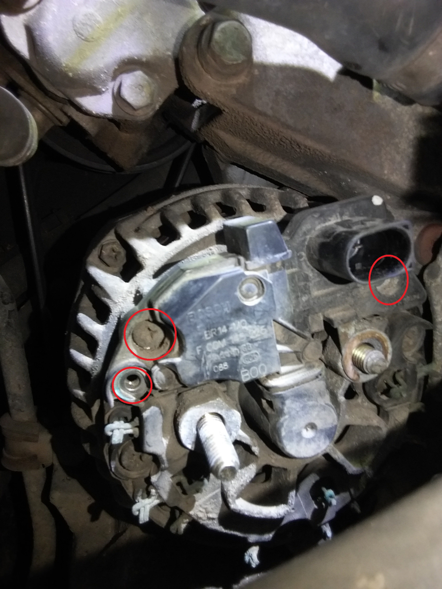 Регулятор напряжения генератора ваз 2110. Генератор ваз 21099. Как снять регулятор напряжения не снимая генератор. Генератор напряжение щётка ваз 2112. Щетки генератора на сонату 2008 года.