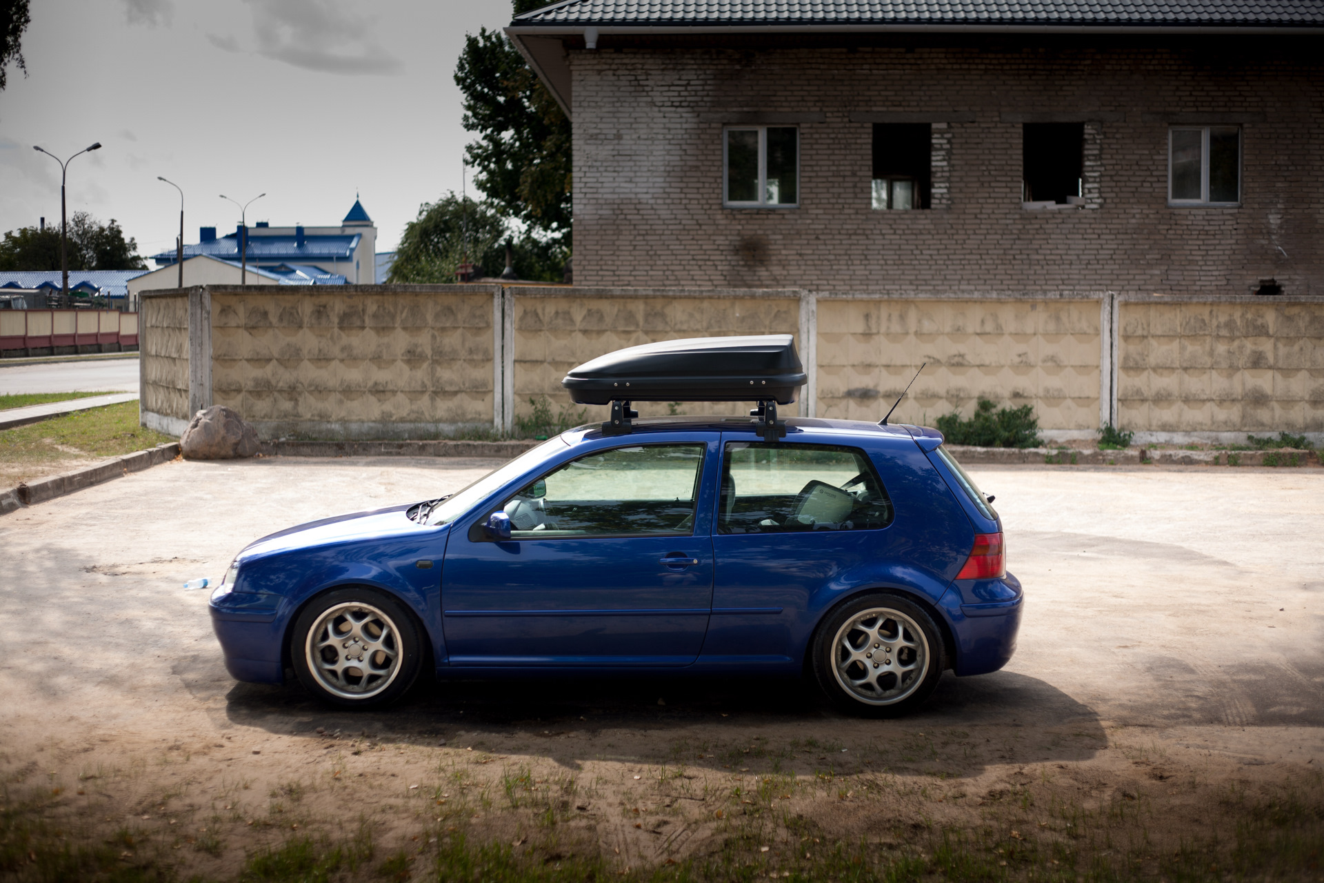 Автобокс 4. Багажник на крышу VW Golf 4. VW Golf 4 багажник. Багажник на крышу Фольксваген гольф 4. Багажник на крышу гольф 4 купе.