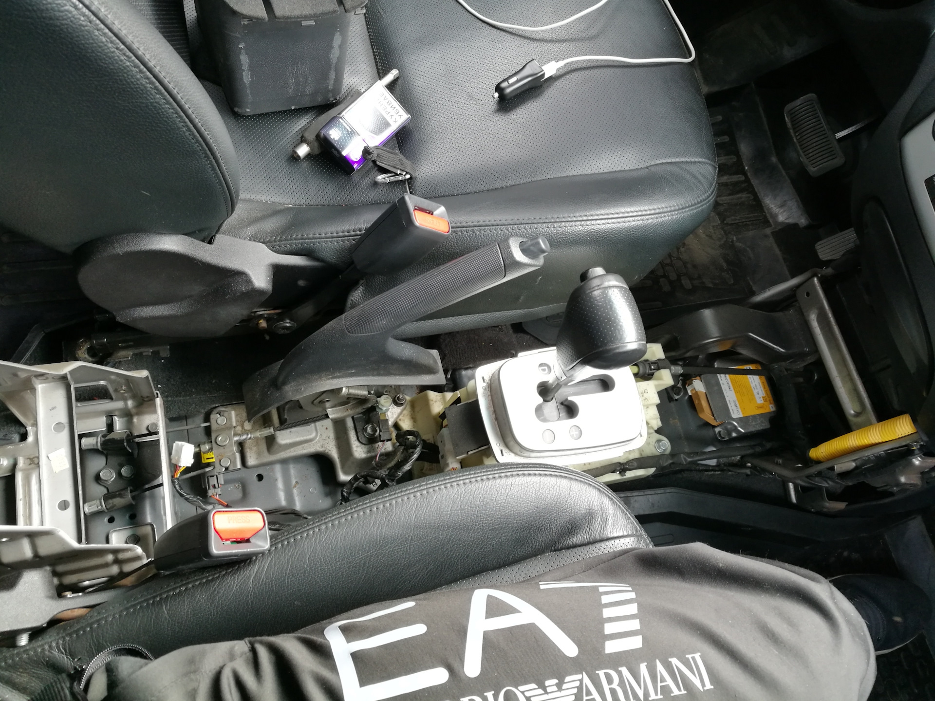 Замена лампочки в потсветке АКПП — KIA Sportage (2G), 2 л, 2009 года ...