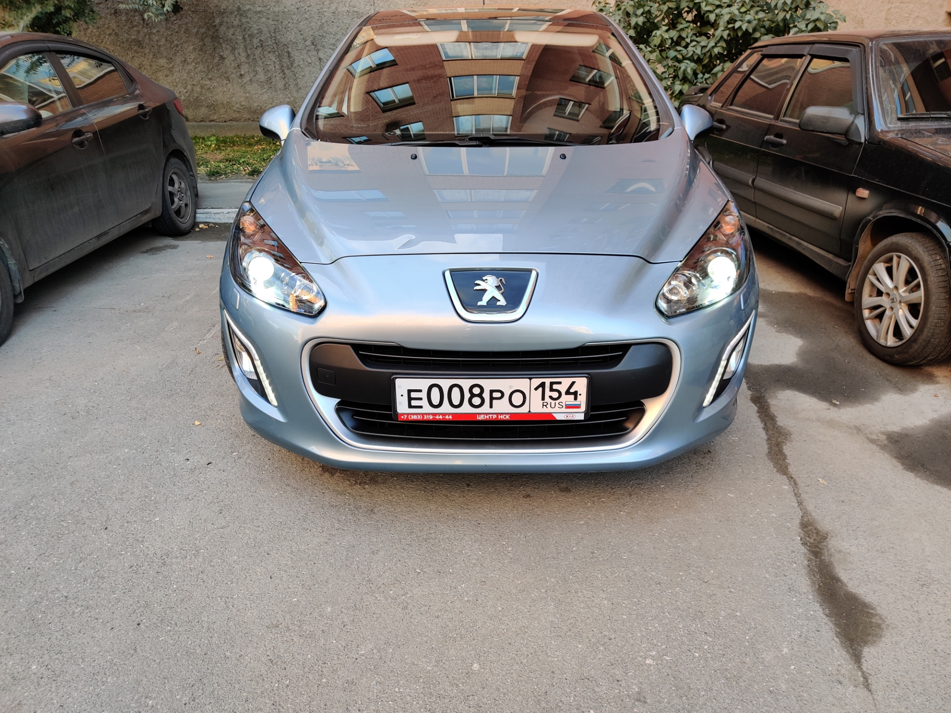 Пежо форум. Пежо 308 черные фары. Линза Peugeot 308. Пежо 308 2012 года фара. Чернение фар Peugeot 308.