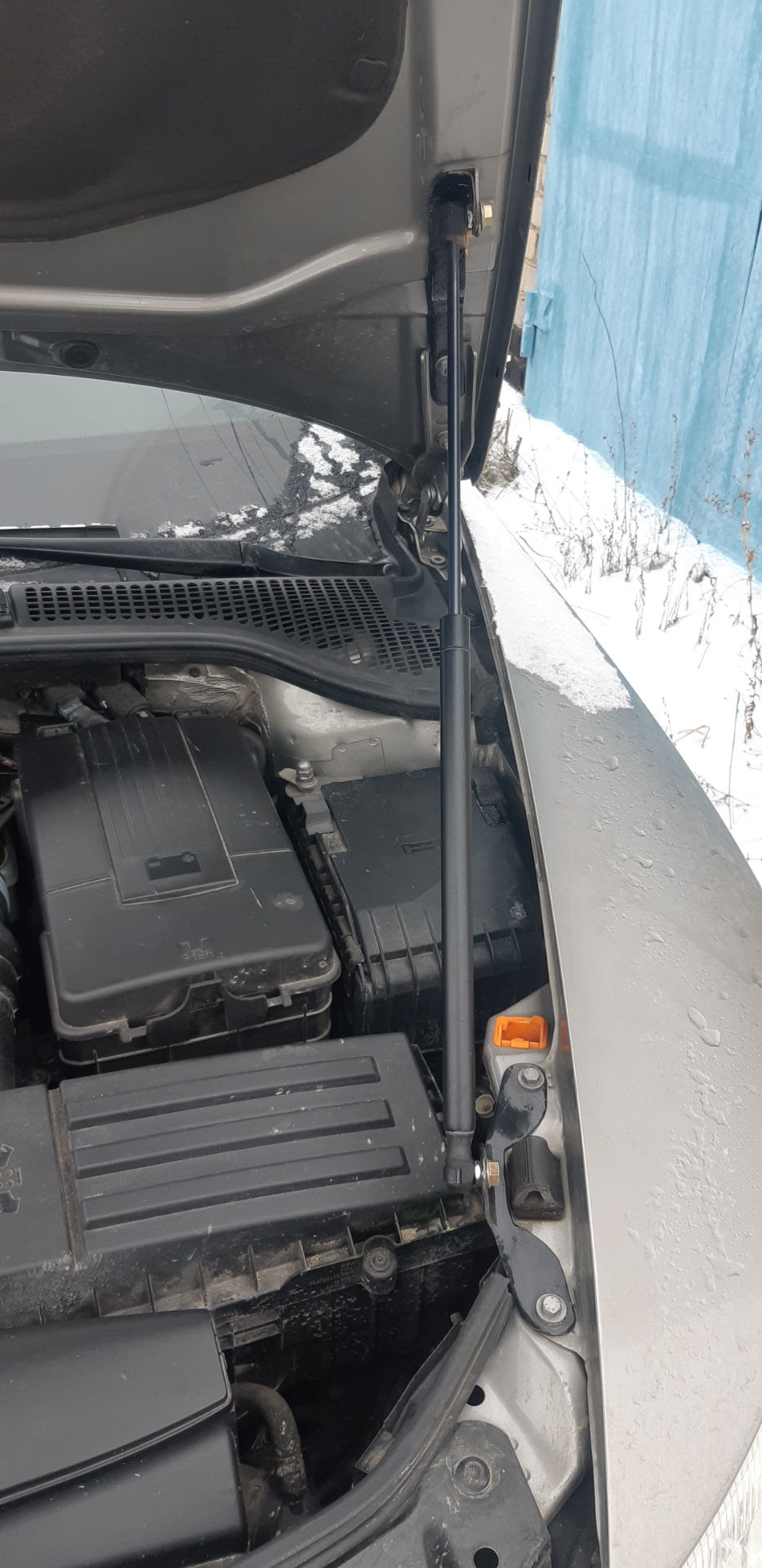 Газовый упор под капот — Skoda Octavia A5 Mk2, 1,8 л, 2012 года ...