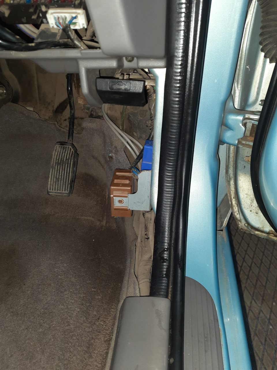 Предохранитель и реле обогрева заднего стекла. Где стоят. — Nissan Tino ...