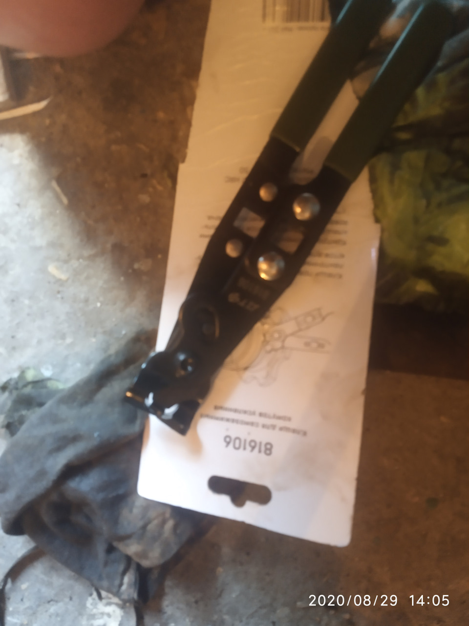 взял струмент. Можно плоскогубцами конечно. Но пусть будет. — Toyota Funcargo