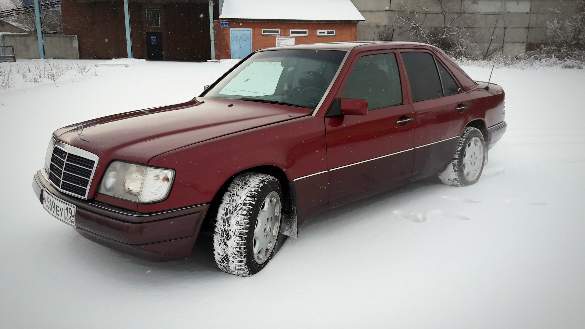 Mercedes-Benz E-class (W124) 2.8 бензиновый 1991 | рубиновая классика на  DRIVE2