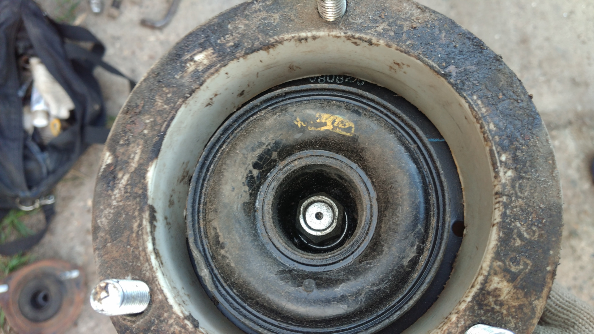 Опоры передних амортизаторов — Toyota RAV4 (II), 2 л, 2004 года ...