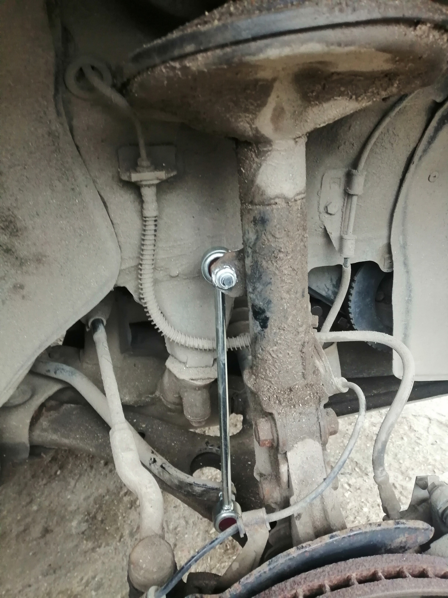 Автомобиль на домкрате