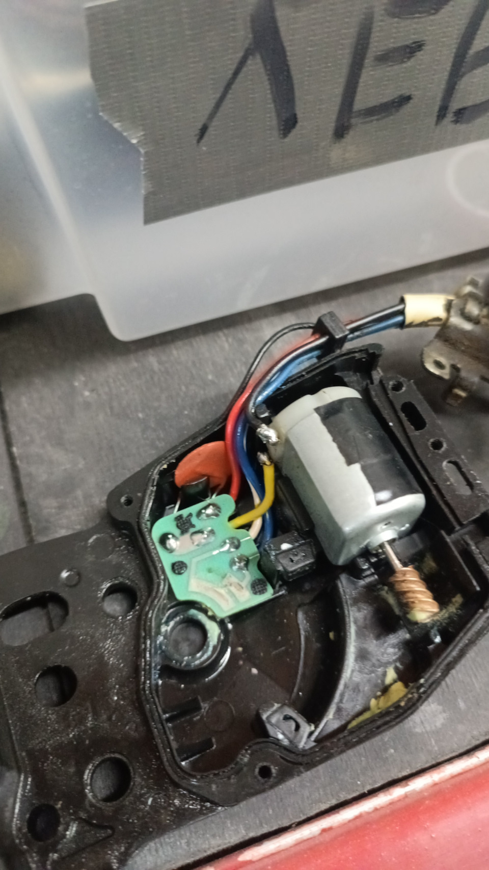 Новый моторчик забазировался на своём месте, все провода запаял, все смазал внутри синим литолом, собрал и все прекрасно заработало😁)! — Toyota Mark II (80)