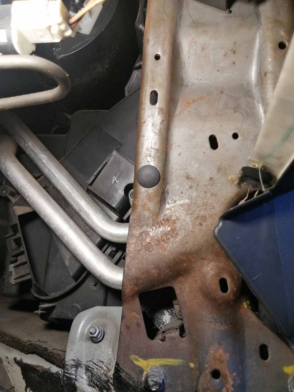 Течь антифриза, замена трубок печки! — Renault Logan (1G), 1,6 л, 2010 ...