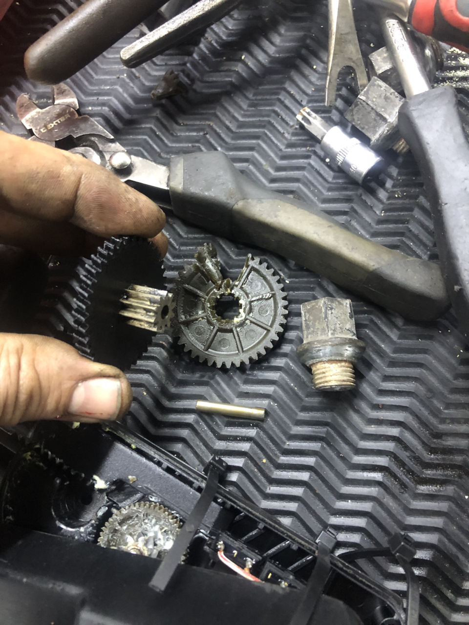 Доводчик багажника — Audi Q7 (1G), 3 л, 2009 года | своими руками | DRIVE2