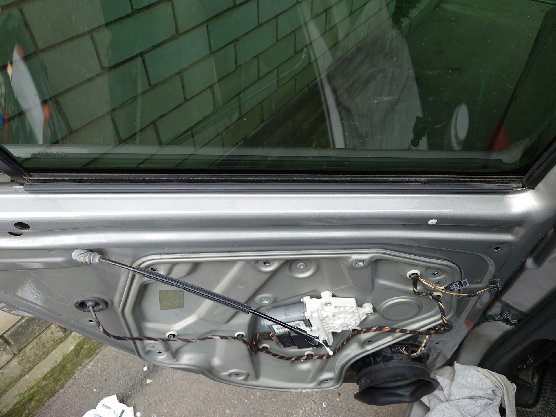 Установка щитов задних дверей на резьбовые заклепки. — Skoda Octavia A5 ...