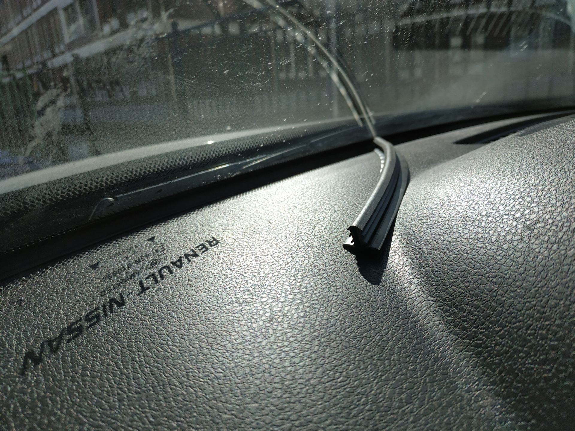 Скрип лобового стекла. Уплотнитель лобового стекла Рено Дастер. Уплотнитель между панелью и стеклом Рено Логан 2. Mitsubishi Outlander уплотнитель лобового стекла. Mitsubishi : Outlander 2008 уплотнитель лобового артикул.