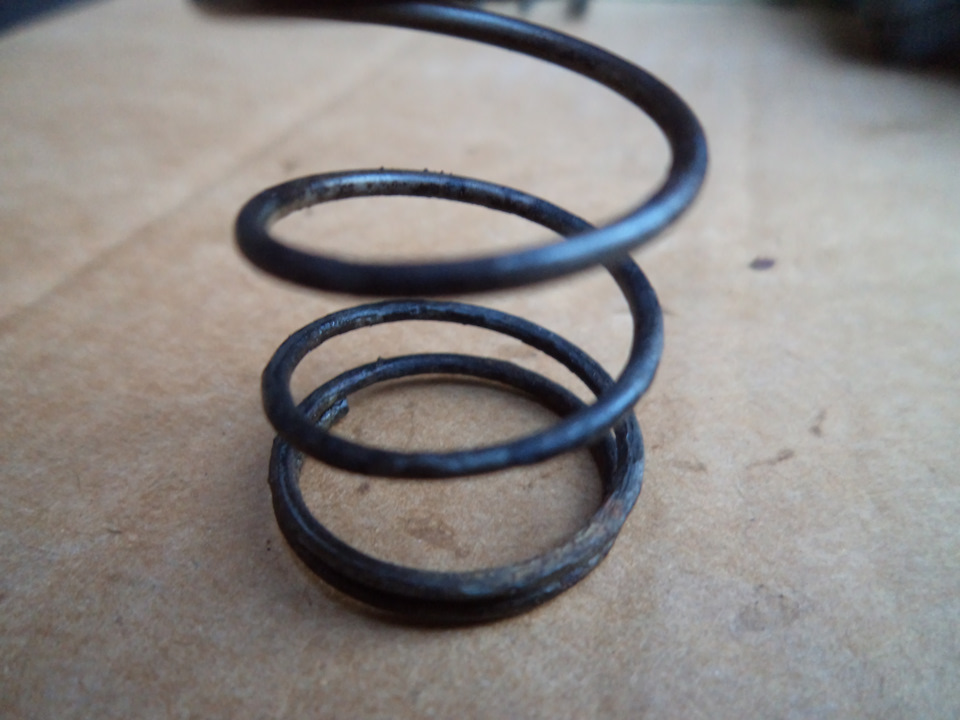 Старая пружина. Видно на картинке, что предпоследний виток поистончился и чуток падижанировал. — Москвич 2140