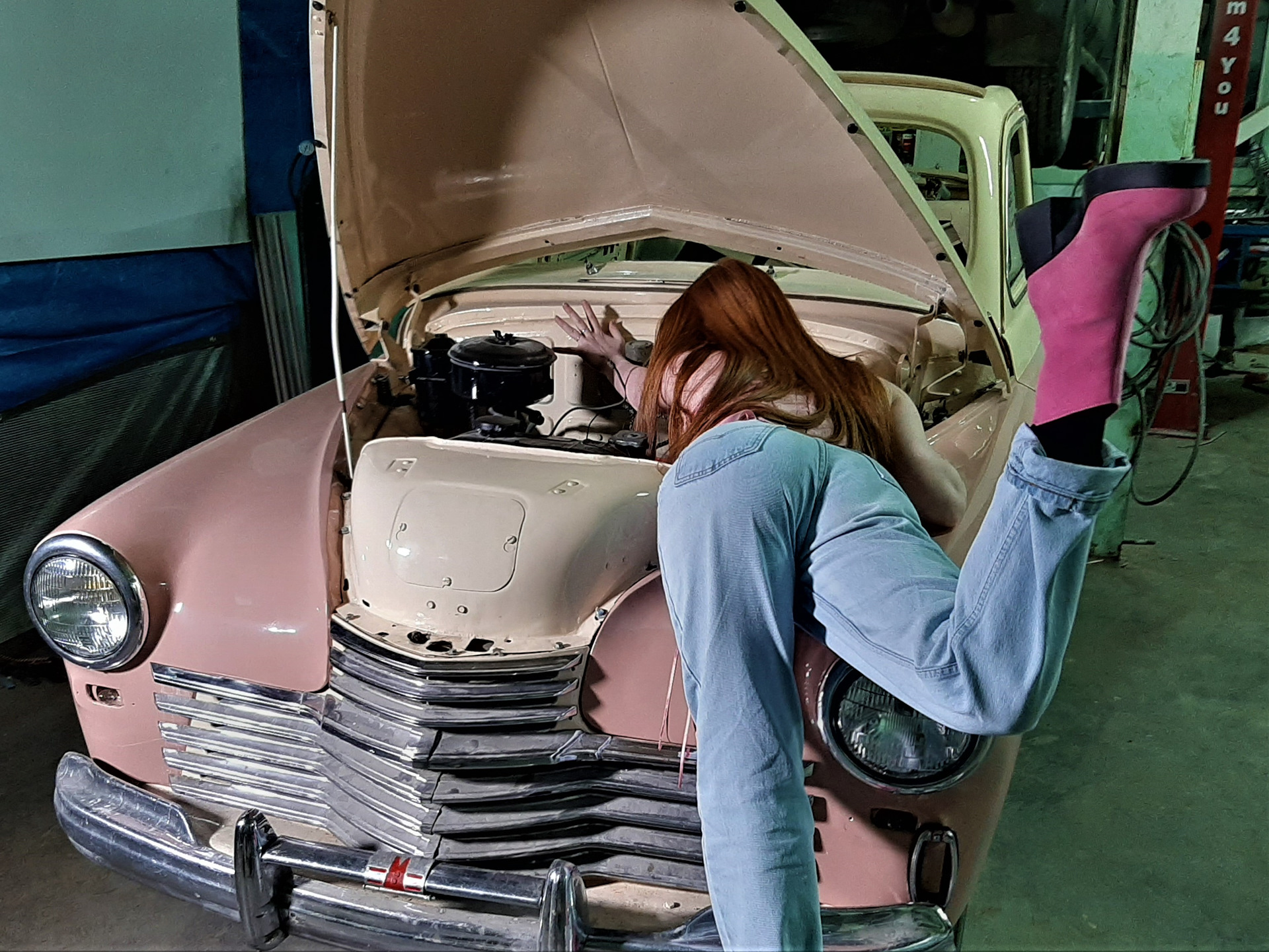Девушка чинит машину