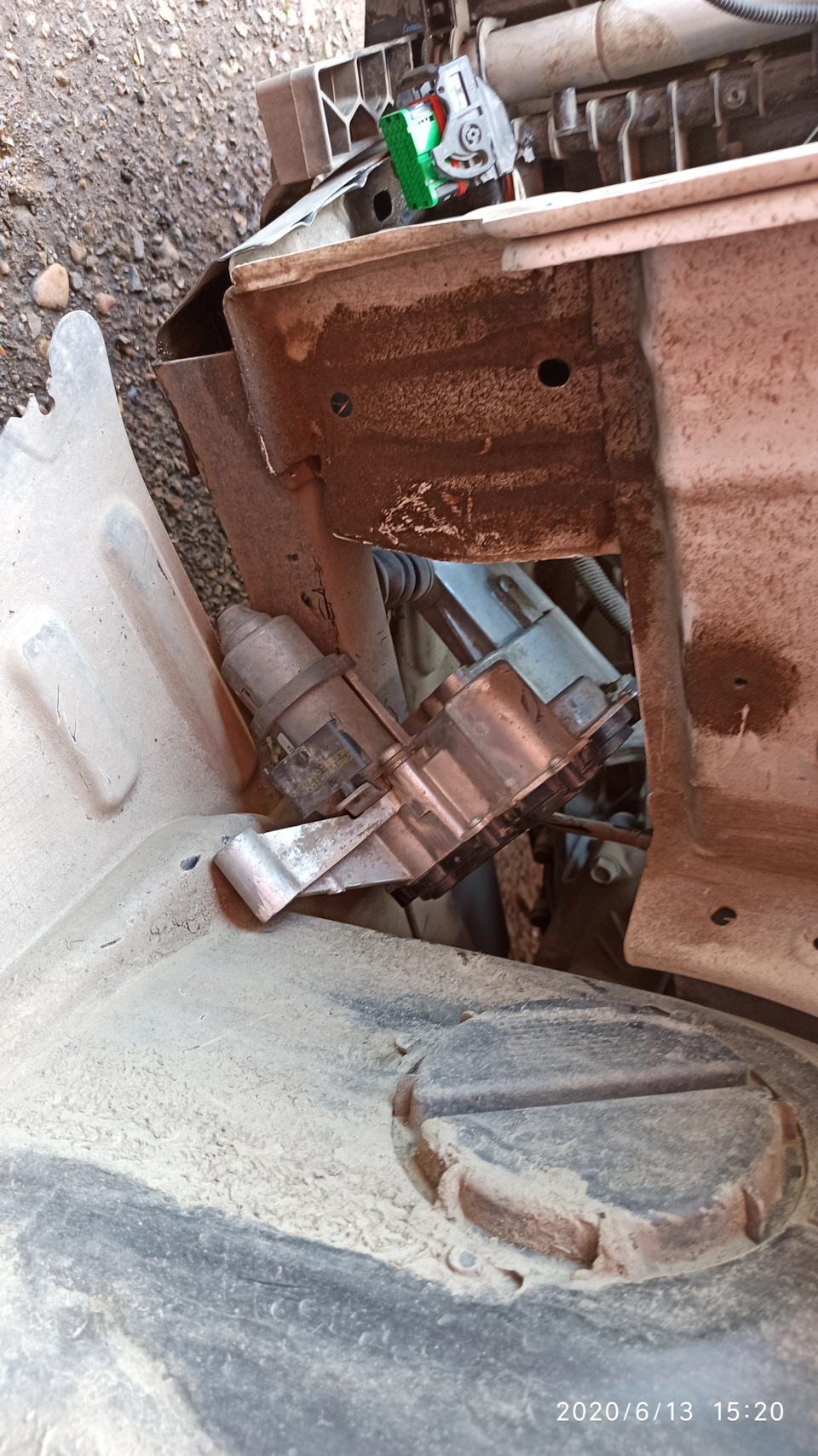 Вынул его тут — Lada Vesta SW (1G)