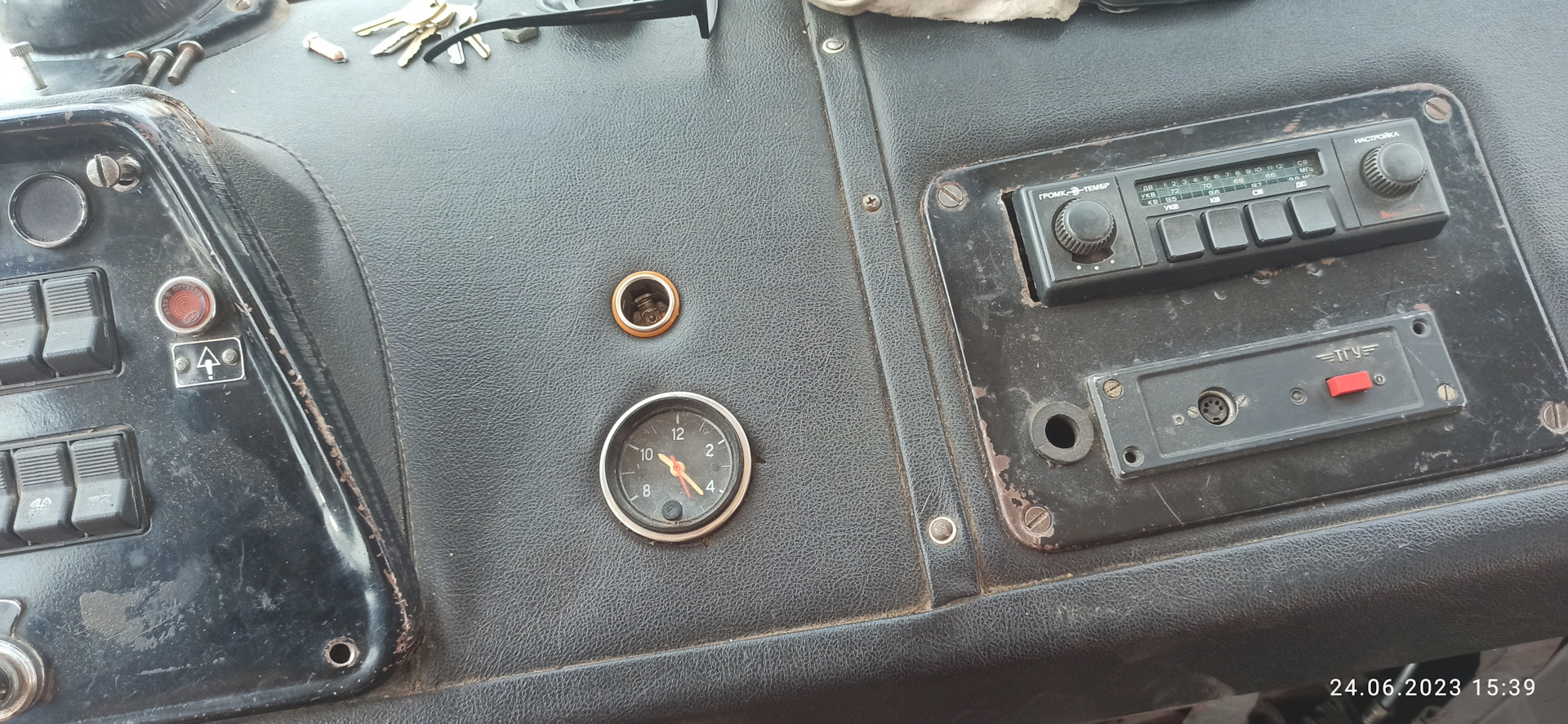 Бит для выкручивания саморезов. Зенкерование на сверлильном станке. Упругие ягодицы в джинсах. Дырки от пуль в металле. Для высверливания шпилек?.