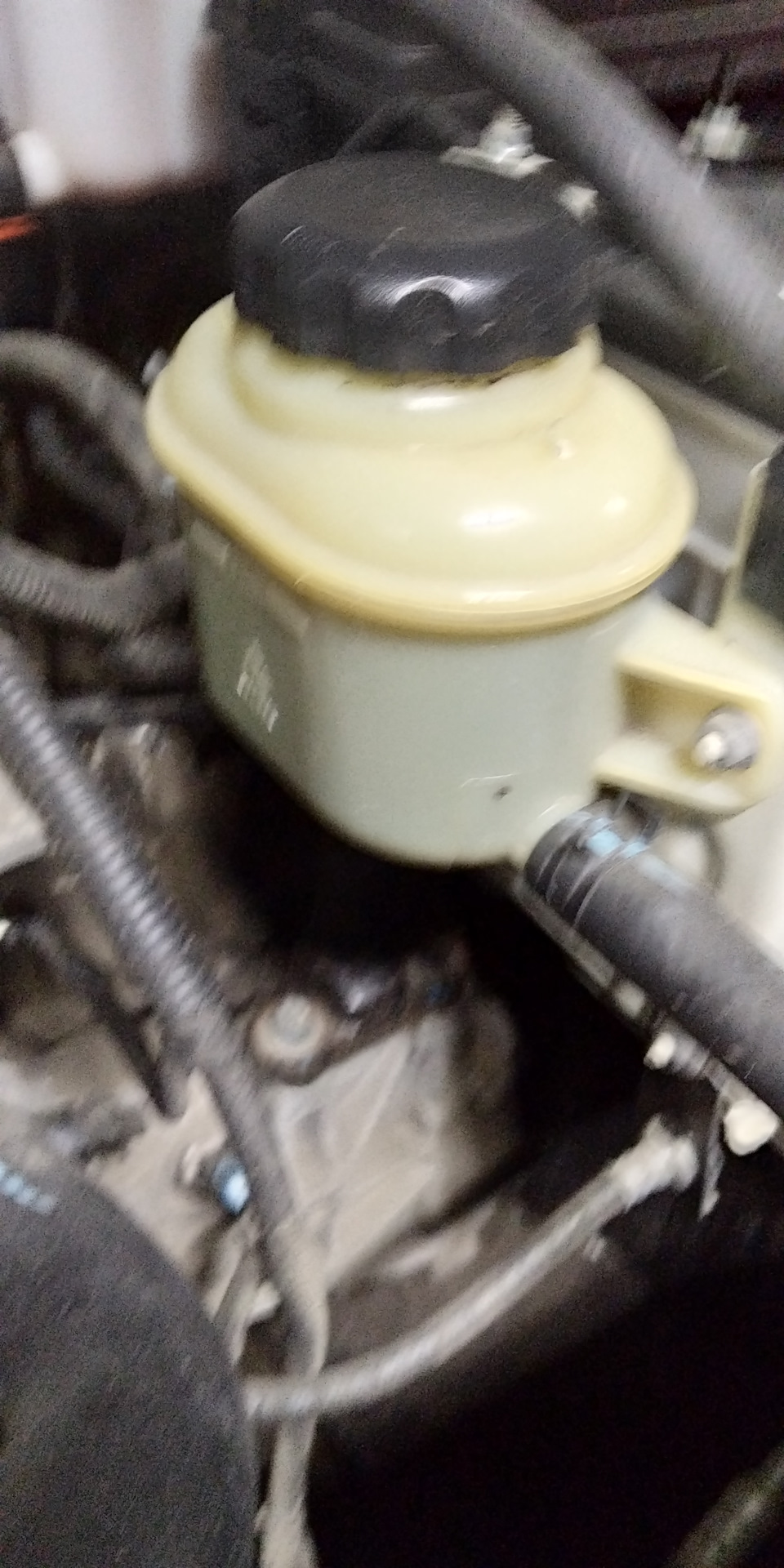 Замена масла в гидроусилителе руля — Daewoo Gentra, 1,5 л, 2014 года ...