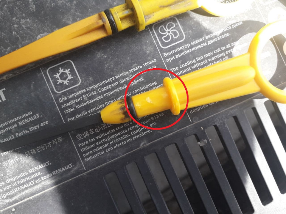 Замена щупа уровня масла — Renault Logan (2G), 1,6 л, 2015 года ...