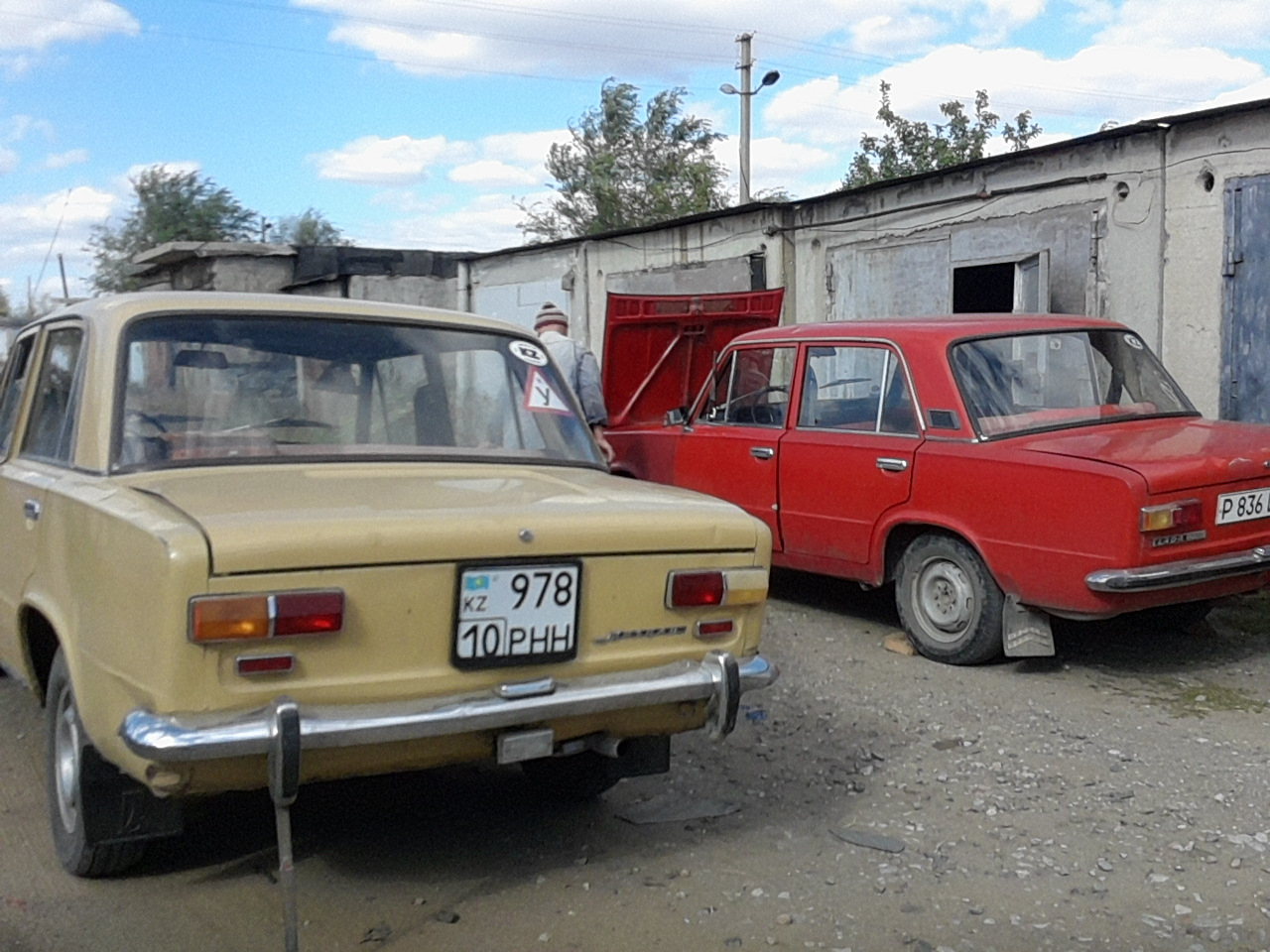 дед под жигулями. желтая пленка ваз 2101 2102. ваз 2105 стенс зеленая. жигули деда. ваз 2101 желтая тонированная.
