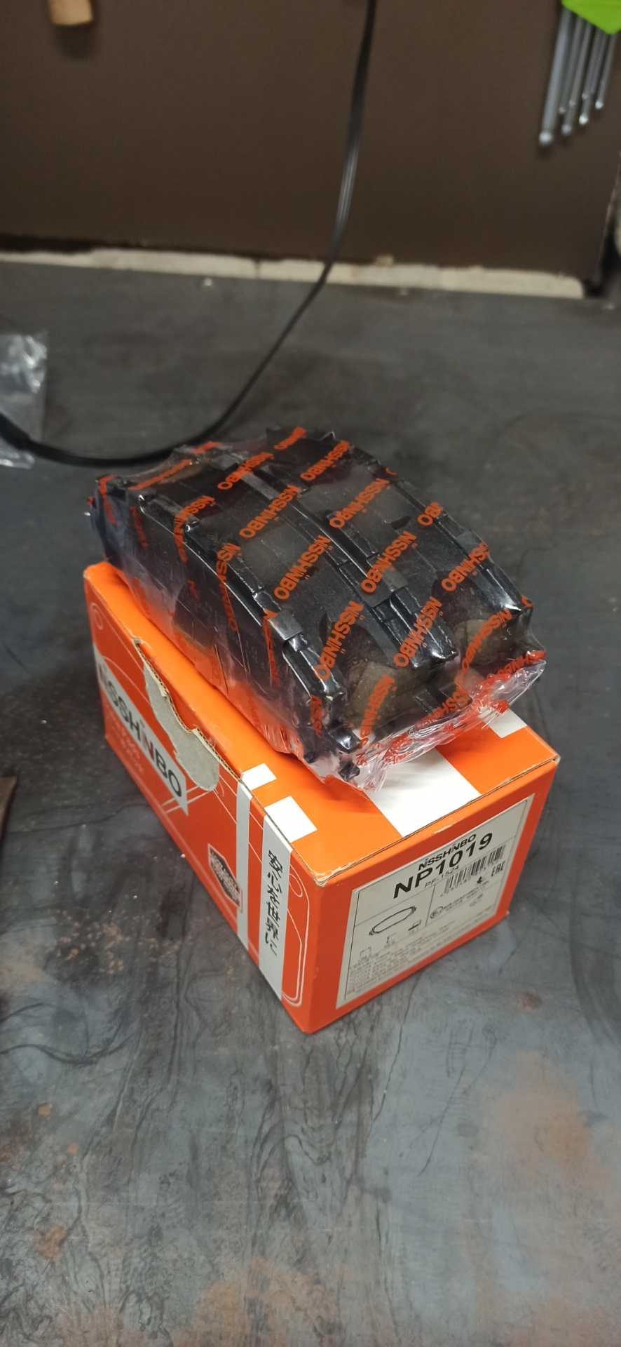 Замена передних тормозных колодок — Toyota Corolla (140/150), 1,6 л ...