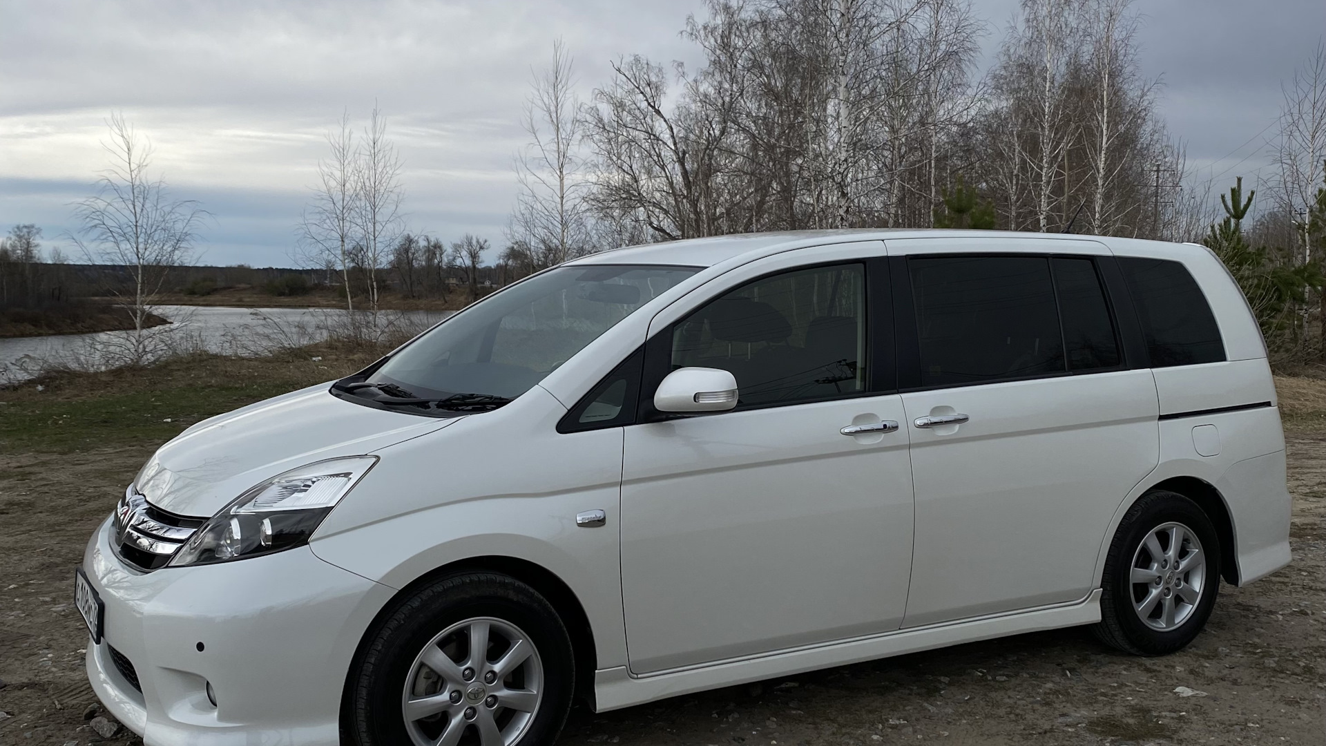 Toyota Isis 1.8 бензиновый 2012 | на DRIVE2